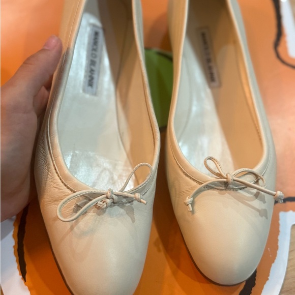 Manolo Blahnik Cream Leather Ballet Flats with Bow Accent - Picture 8 of 13